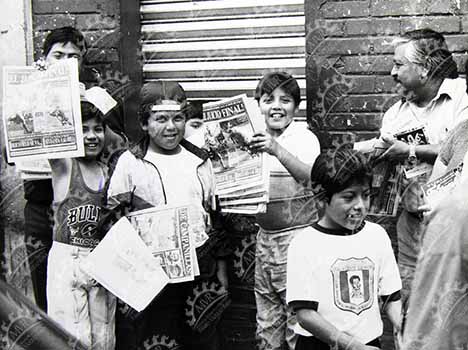Niños con periódicos con Jorge Campos